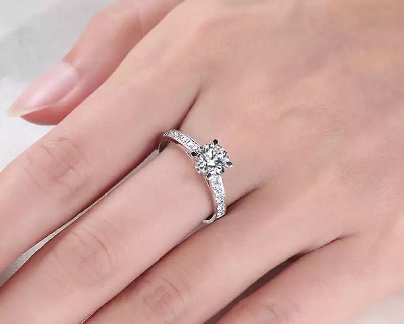 Rund zirkonia-ring med diamant og justerbar åbning - WomanRing™